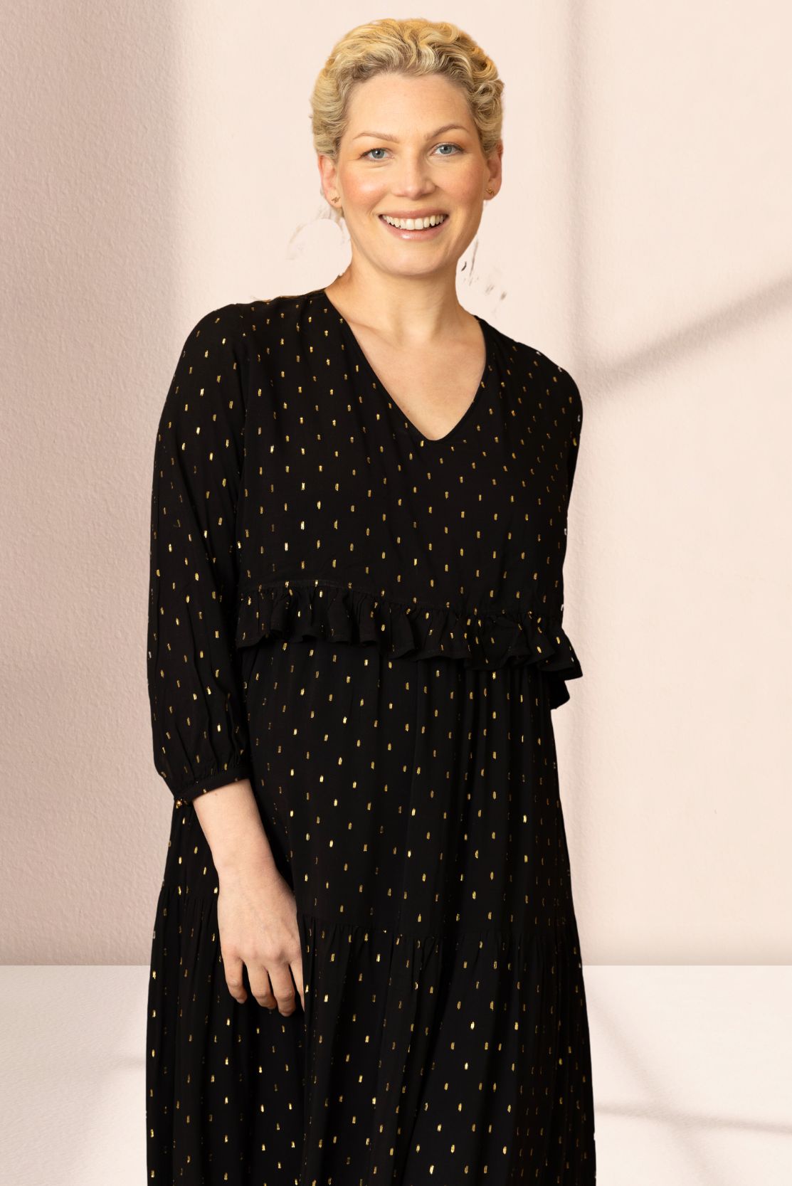 Good maternity dress for fall, autumn, winter with longer sleeves - perfect maternity nursing dress for pregnancy wardrobe new mother capsule