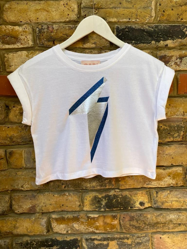 Summer cool cropped maternity t-shirt designed to sit above the bump, this is the ultimate maternity top for ‘cool mums’. Flattering boxy shape with rolled-sleeves is bump and breastfeeding friendly, and you will be wearing it long after pregnancy.
