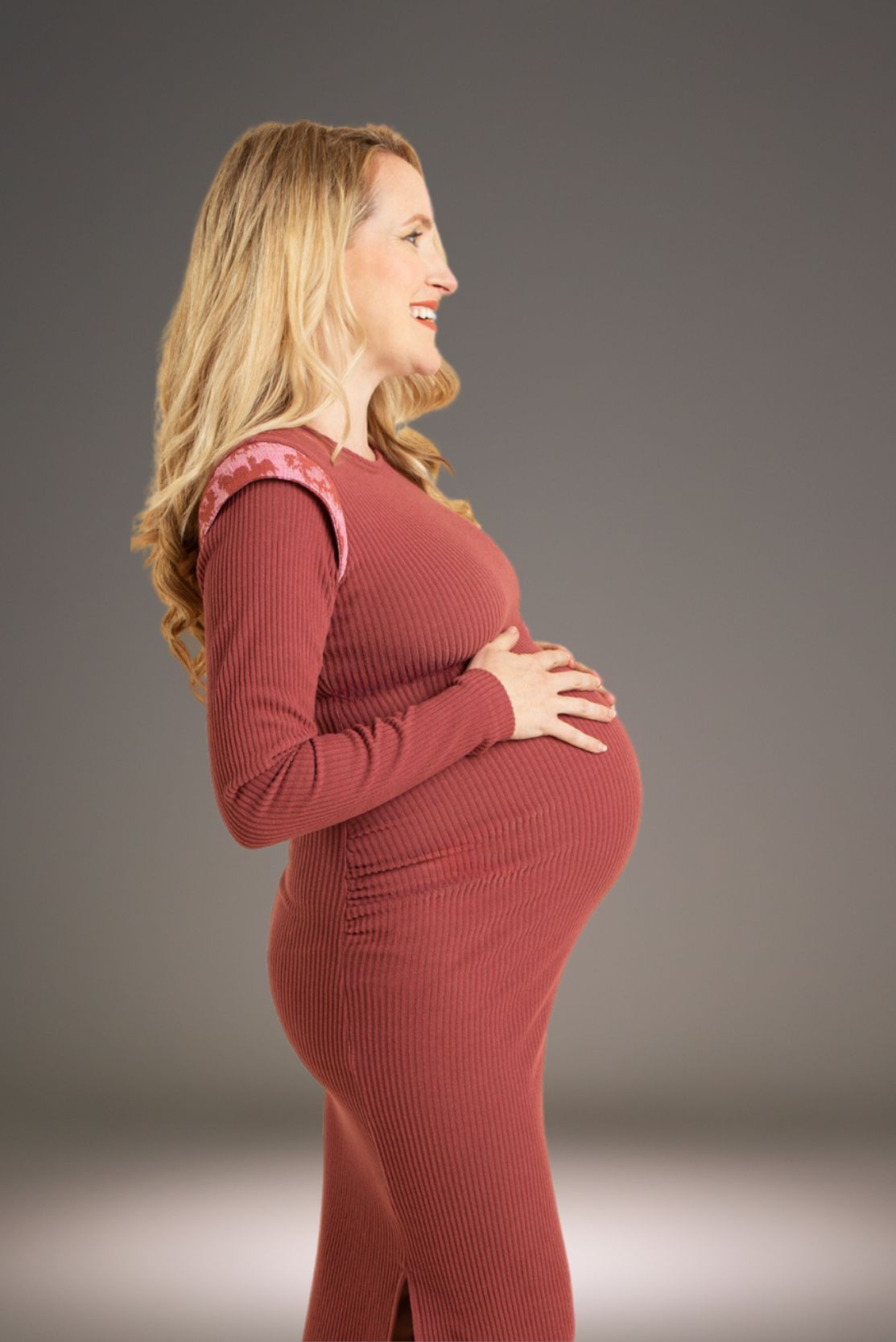 Elevated maternity dress, slim-fit style, for winter in a premium ribbed fabric that is good for winter