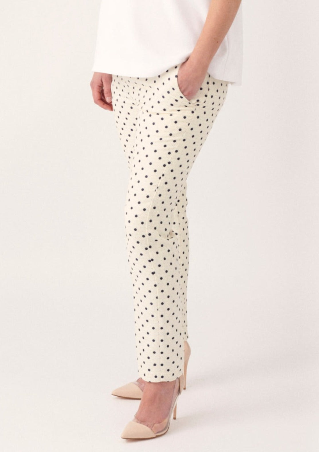 Elegant occasion wear maternity trousers, in a luxury cream fabric with a gold thread. Adds instant chic to your pregnancy wardrobe for weddings, evenings and special occasions, also works in the office. A flattering slim-fit elongates the legs, sitting at ankle length to look as good with flat shoes as well as heels.