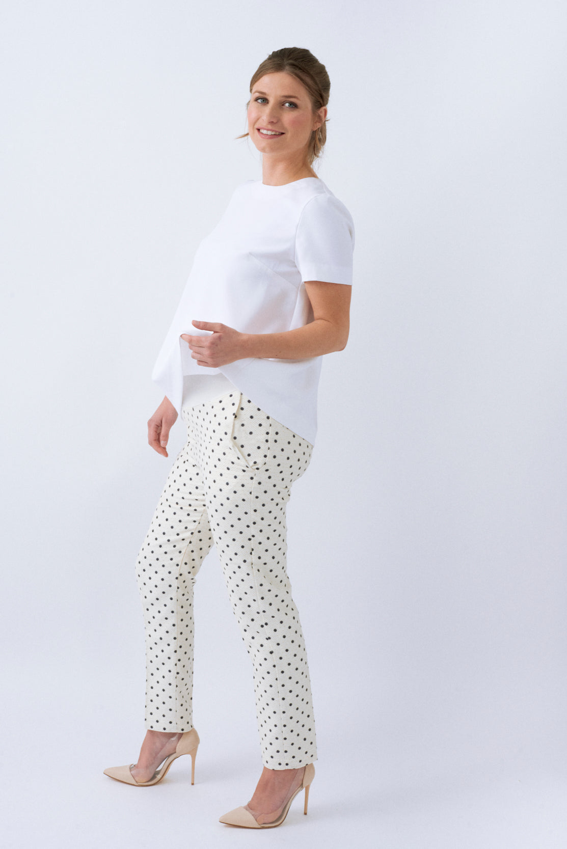 Elegant occasion wear maternity trousers, in a luxury cream fabric with a gold thread. Adds instant chic to your pregnancy wardrobe for weddings, evenings and special occasions, also works in the office. A flattering slim-fit elongates the legs, sitting at ankle length to look as good with flat shoes as well as heels.