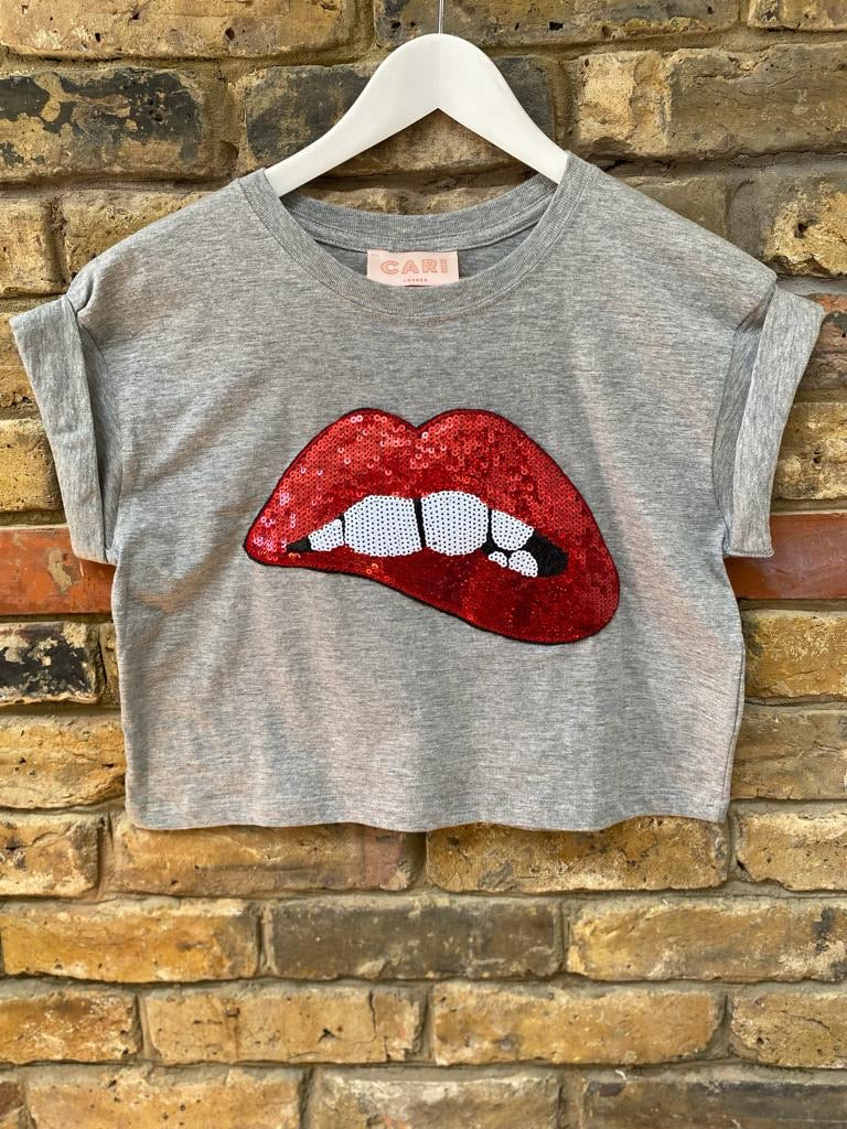 Summer statement cropped maternity t-shirt designed to sit above the bump, this is the ultimate statement maternity top for ‘cool mums’. It’s flattering boxy shape with rolled-sleeves is bump friendly, breastfeeding friendly and you will be wearing it long after pregnancy.